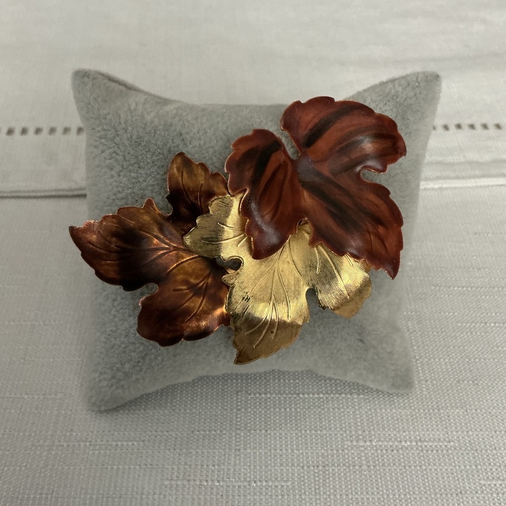 Brown and Gold Tone Leaf Brooch - Picture 2 of 3